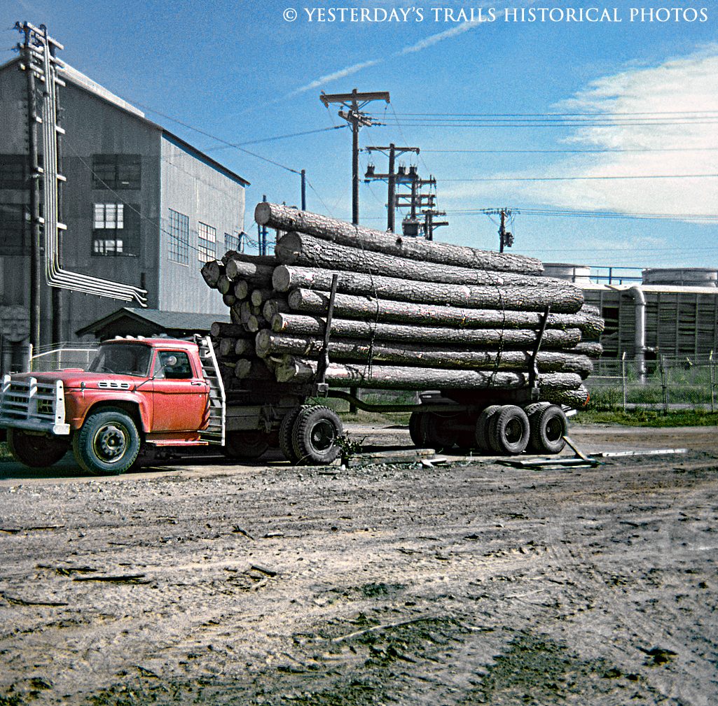 VH056 Loaded Log Truck with undersized Ford Truck